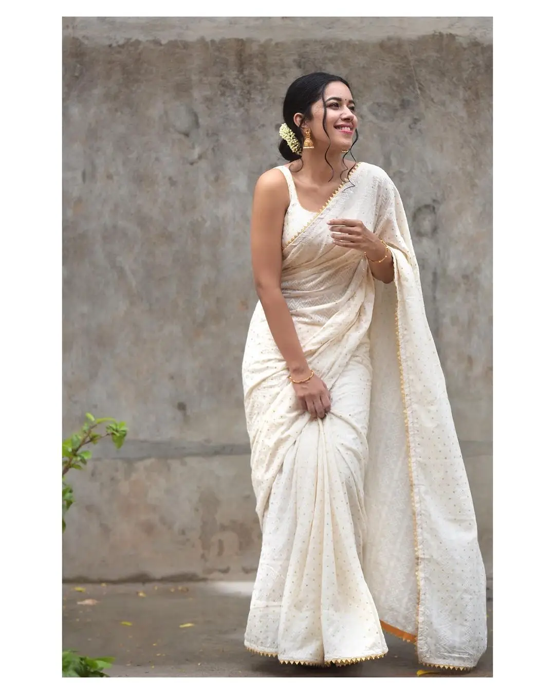 INDIAN ACTRESS MIRNALINI RAVI IMAGES IN WHITE SAREE 4